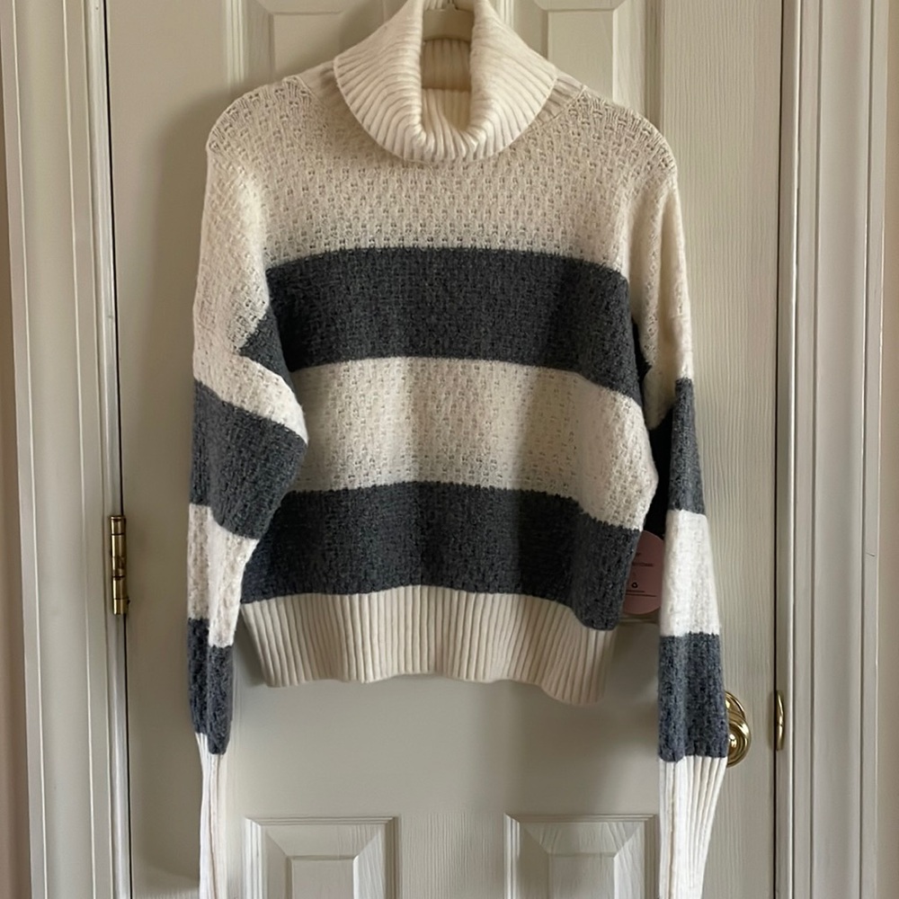 NWT, Women’s sweater Pink Rose brand. Turtle neck gray and white . Small